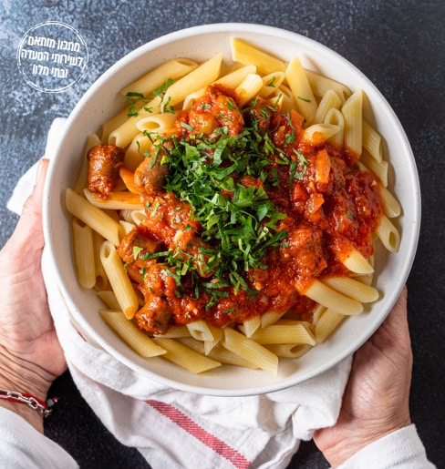 פנה ריגטה נפוליטנה ונקניקיות מרגז